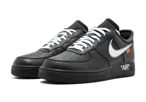 Серебряные кроссовки Nike